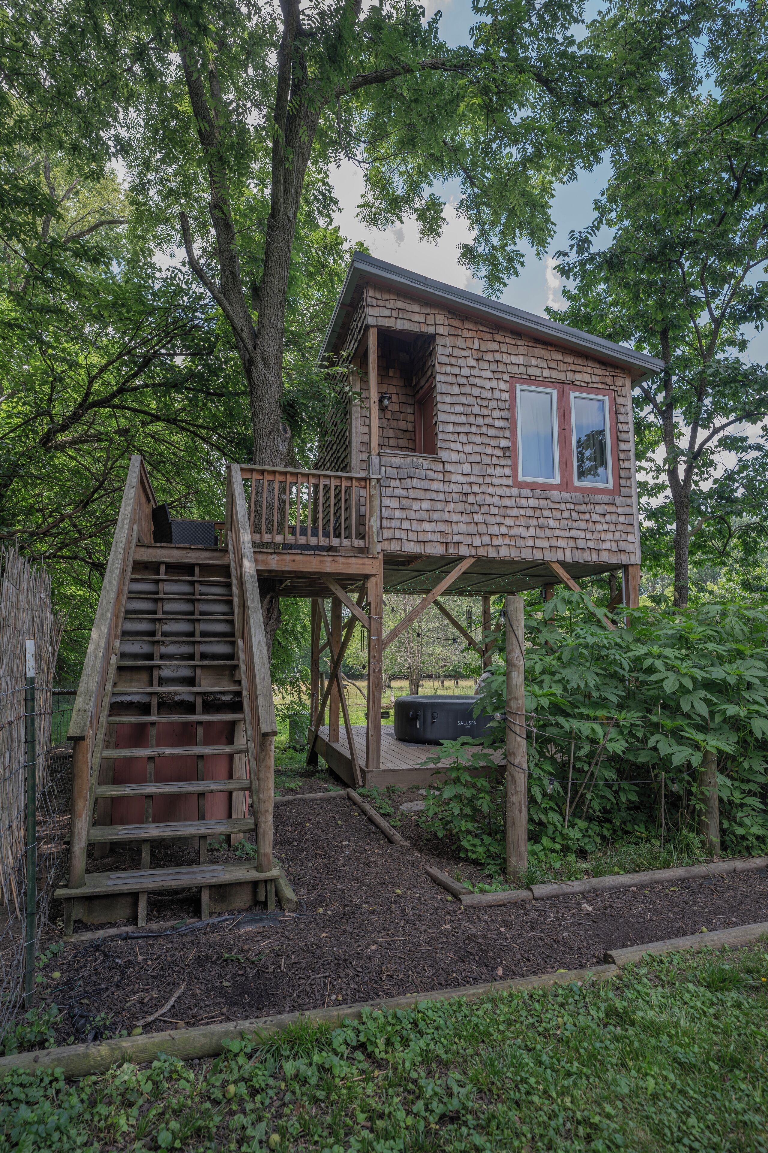 Tree house w/ private hot tub on an urban farm! just 10 minutes from downtown!  