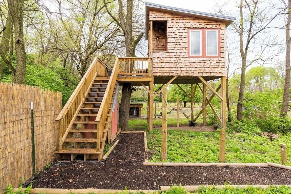Tree house w\/ private hot tub on an urban farm! just 10 minutes from downtown!