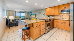 Een moderne keuken met houten kastjes, roestvrijstalen apparatuur en een groot eiland.