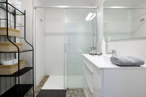 Douche, sèche-cheveux, serviettes fournies