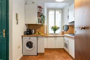 Un four, surface de cuisson, vaisselle et ustensiles
