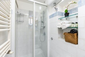 Shower, hair dryer, bidet, towels - Cozy Open Space near the Vatican - Grazioli Lante (Roma)