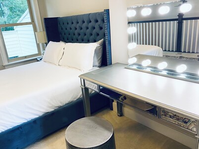 Gorgeous Upscale 4-Level Modern 4BR/3.5 BA Home with Parking Free Cancellation