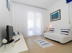 Leilighet (Apartments Villa Olea - Apartment wit) | Oppholdsrom | En 32-tommers Flatskjerm-TV med Parabol-TV