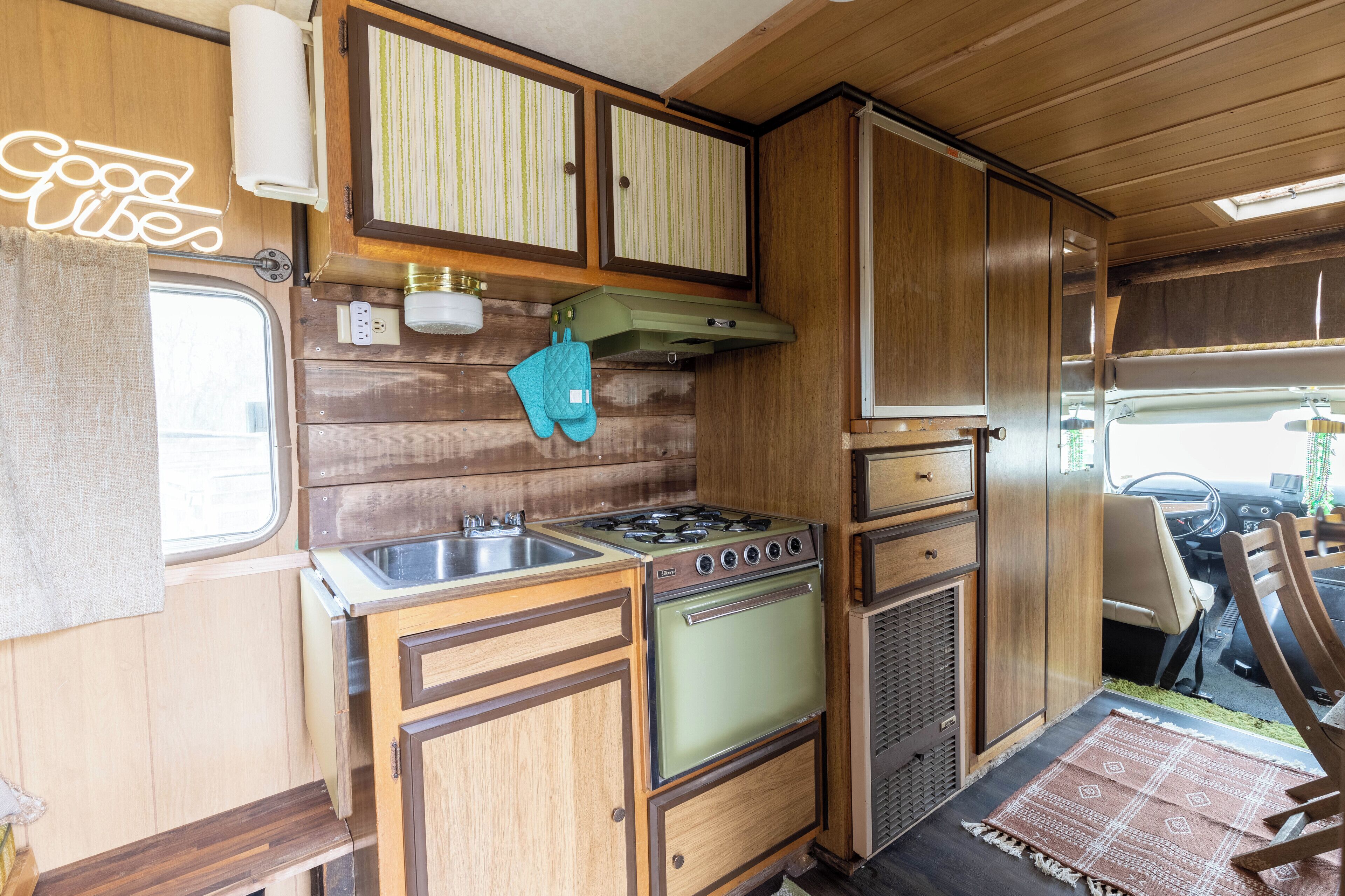 Vintage RV with Private Hot Tub @ Urban farm!  Just 10 mins from downtown!