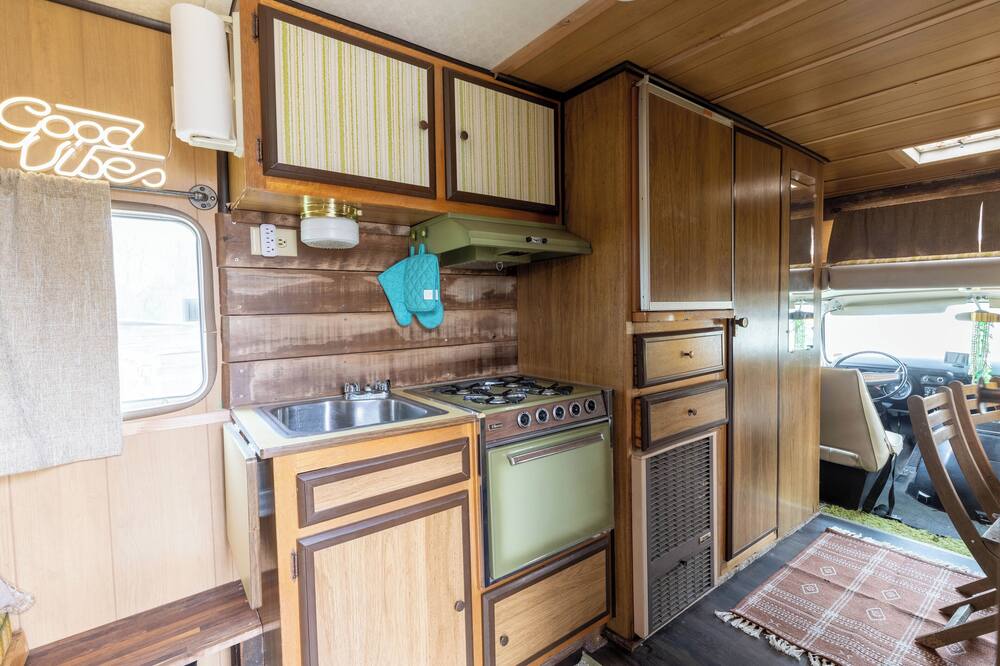 Vintage RV with Private Hot Tub @ Urban farm! Just 10 mins from downtown!