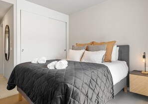 Room - Beachside Apartment w/ Terrace & Pool, Near (Marbella)