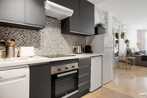 Fridge, oven, dishwasher, coffee/tea maker