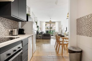 Kühlschrank, Ofen, Geschirrspüler, Wasserkocher mit Kaffee-/Teezubehör