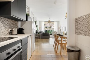 Fridge, oven, dishwasher, coffee/tea maker