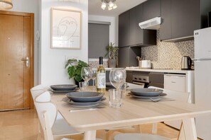 Fridge, oven, dishwasher, coffee/tea maker