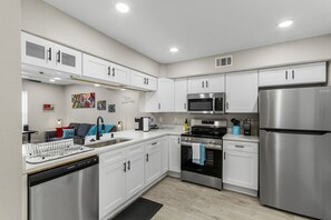 Een koelkast, een microgolfoven, een oven, een kookplaat