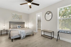 2 sovrum, skrivbord, strykjärn/strykbräda och resesäng