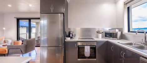 Réfrigérateur, four à micro-ondes, un four, surface de cuisson