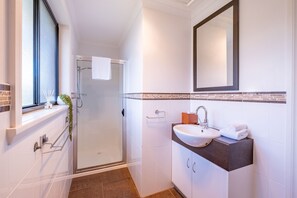 Douche, sèche-cheveux, serviettes fournies
