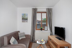TV - Holiday Apartment 'Eschach' with Shared Garden, Balcony and Wi-Fi (Leutkirch im Allgäu)