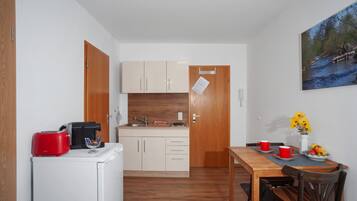 Fridge, stovetop, coffee/tea maker, electric kettle