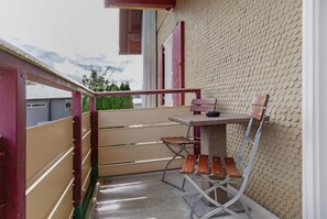 Outdoor dining - Holiday Apartment 'Eschach' with Shared Garden, Balcony and Wi-Fi (Leutkirch im Allgäu)