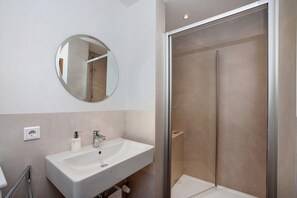 Ducha, secador de pelo, toallas