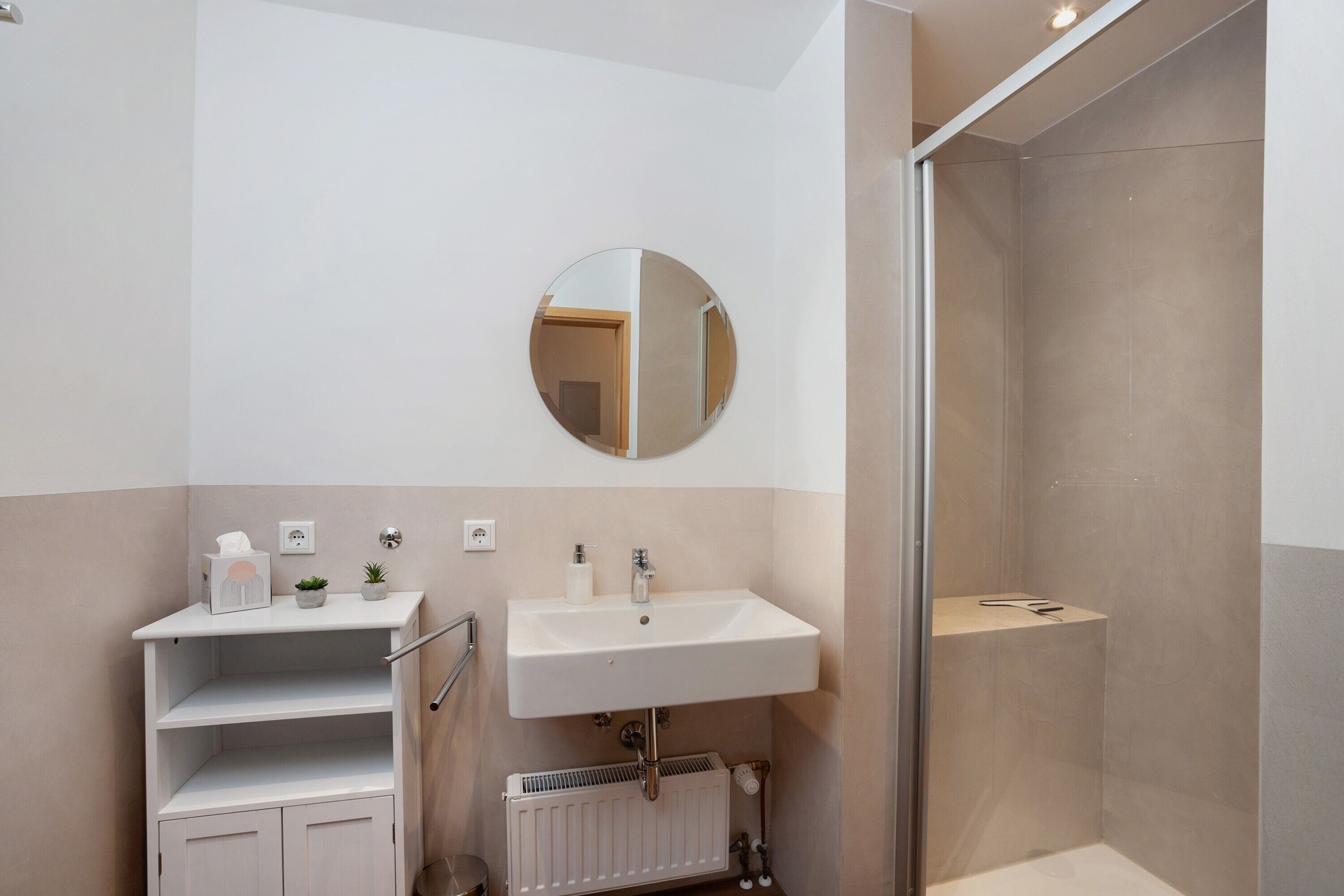 Een douche, een haardroger, handdoeken