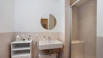 Een douche, een haardroger, handdoeken