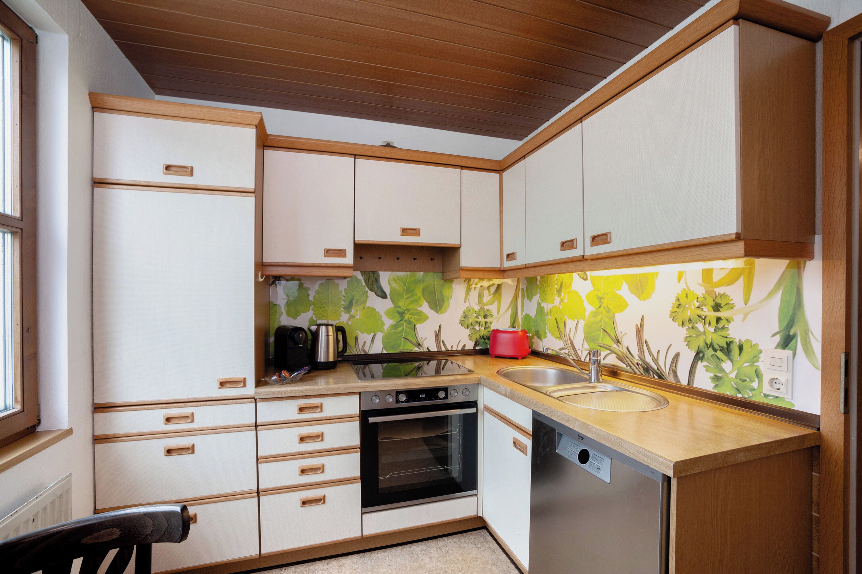 Frigorífico, horno, placa de cocina y lavavajillas