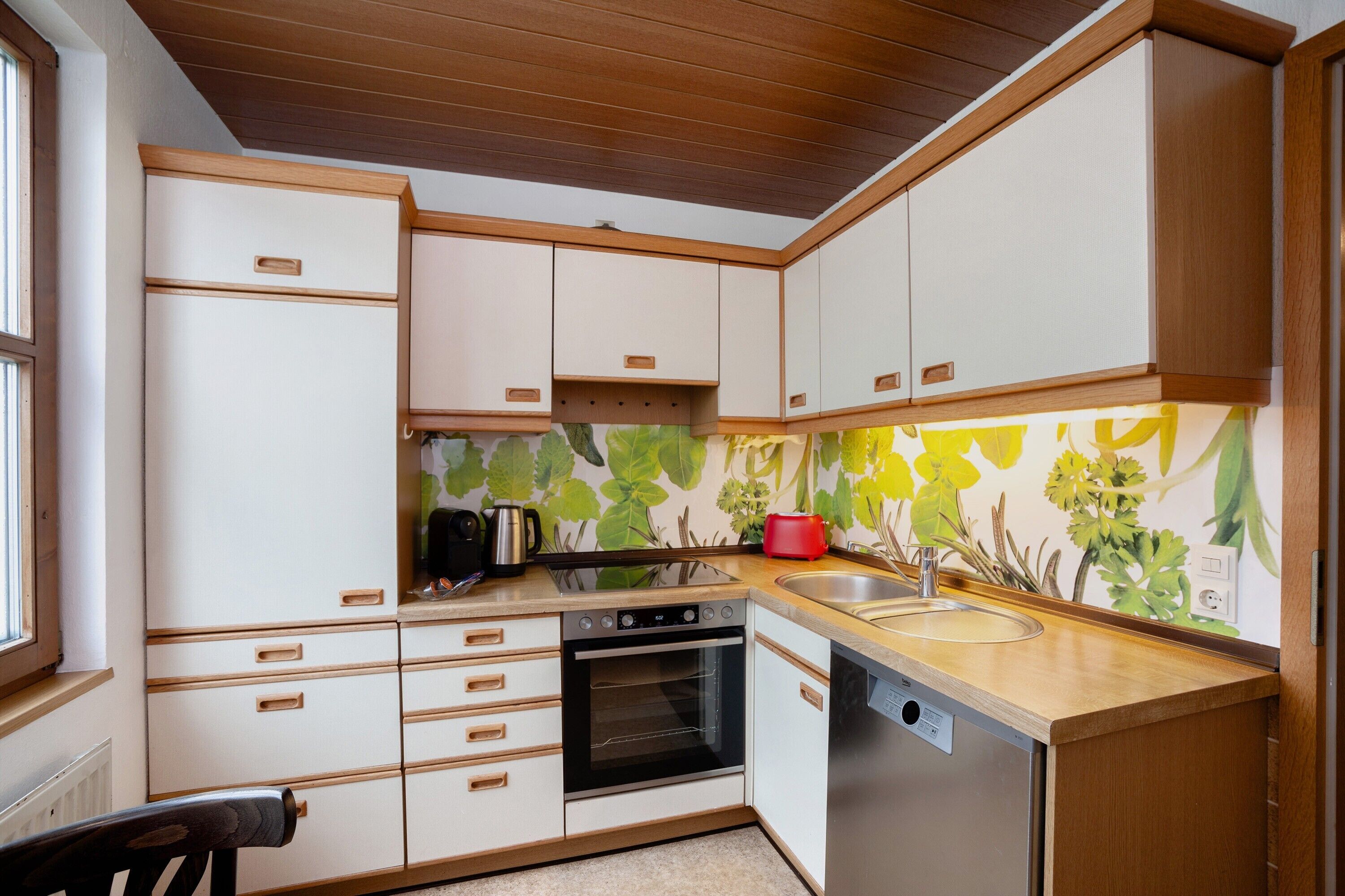 Een koelkast, een oven, een kookplaat, een vaatwasser