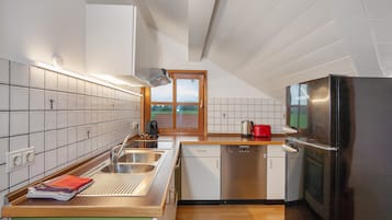 Een koelkast, een oven, een kookplaat, een vaatwasser