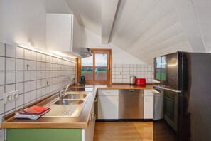 Fridge, oven, stovetop, dishwasher - Apartment 'Adelegg' with Shared Garden, Balcony and Wi-Fi (Leutkirch im Allgäu)
