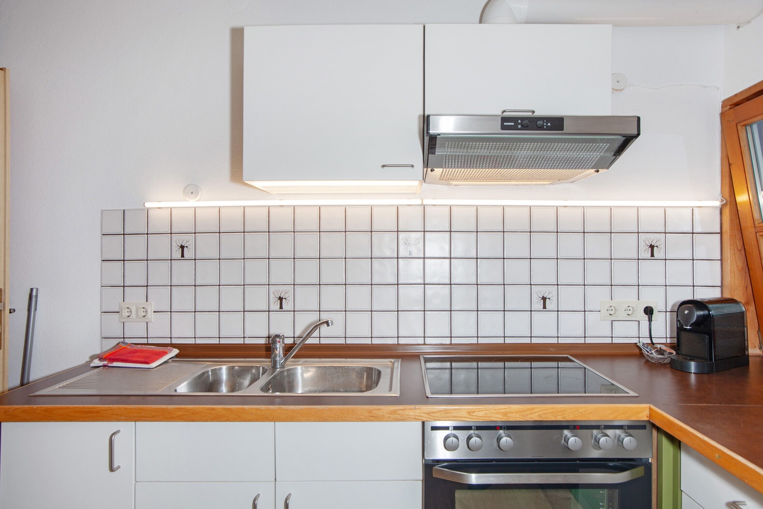 Een koelkast, een oven, een kookplaat, een vaatwasser