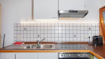 Een koelkast, een oven, een kookplaat, een vaatwasser