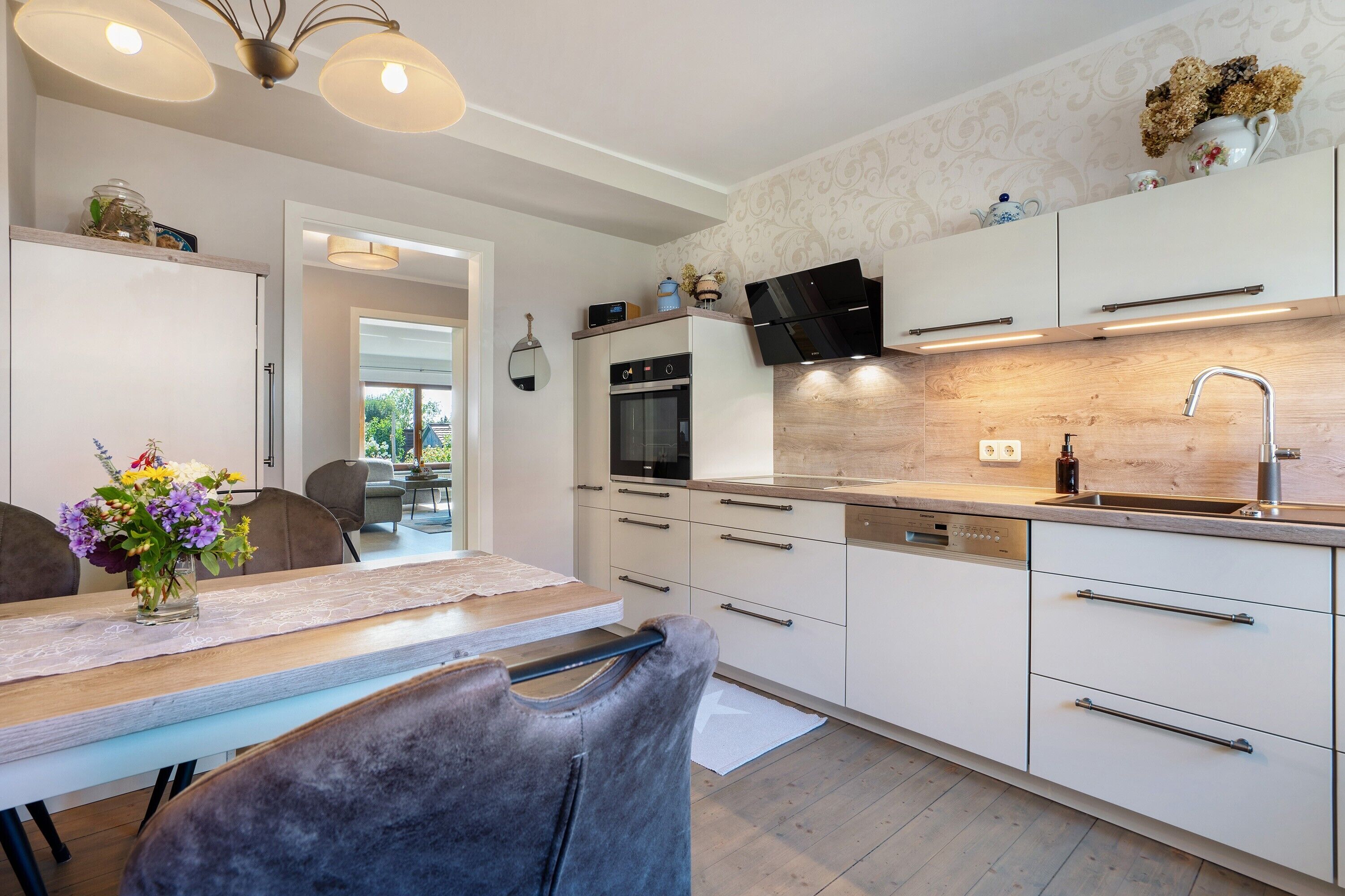 Kjøleskap, ovn, kokeplater og oppvaskmaskin