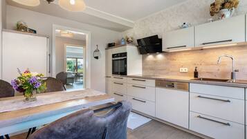 Kjøleskap, ovn, kokeplater og oppvaskmaskin