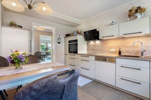 Fridge, oven, stovetop, dishwasher - Apartment 'Wohnen Am See Bei Heike Und Jens' with Wi-Fi (Zwenkau)