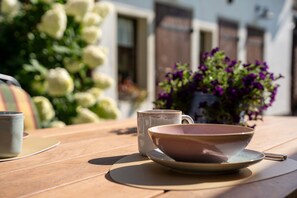 Outdoor dining - Apartment 'Wohnen Am See Bei Heike Und Jens' with Wi-Fi (Zwenkau)