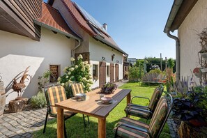 Outdoor dining - Apartment 'Wohnen Am See Bei Heike Und Jens' with Wi-Fi (Zwenkau)