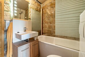 Dusche, kostenlose Toilettenartikel, Haartrockner, Handtücher