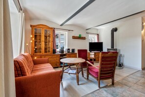 Fernseher, Kamin, DVD-Player, Stereoanlage