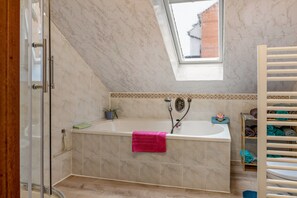 Shower, hair dryer, towels - Apartment 'Klinkerhaus Treuen' with Private Terrace and Wi-Fi (Treuen)