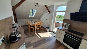 Frigorifero, microonde, forno, piano cottura