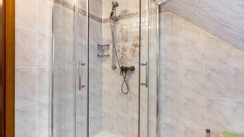 Dusche, Haartrockner, Handtücher
