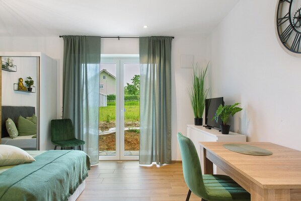 1 habitación, tabla de planchar con plancha, wifi gratis y ropa de cama