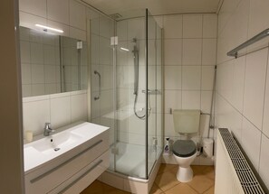 Shower, hair dryer - Apartment 'Traumhafte 4 Zi Wohnung Am Meer' with Private Terrace, Private Garden and Wi-Fi (Dahme)