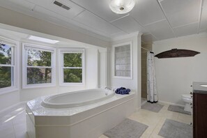 Douche, séchoir à cheveux, shampooing