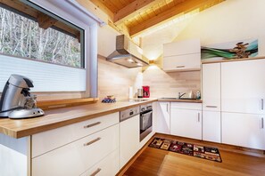 Fridge, microwave, oven, stovetop - Apartment 'Petra Top 3' with Mountain View, Shared Garden and Wi-Fi (Kössen)