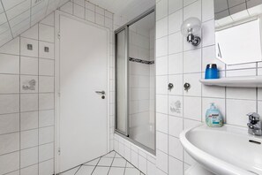 Douche, sèche-cheveux, serviettes fournies