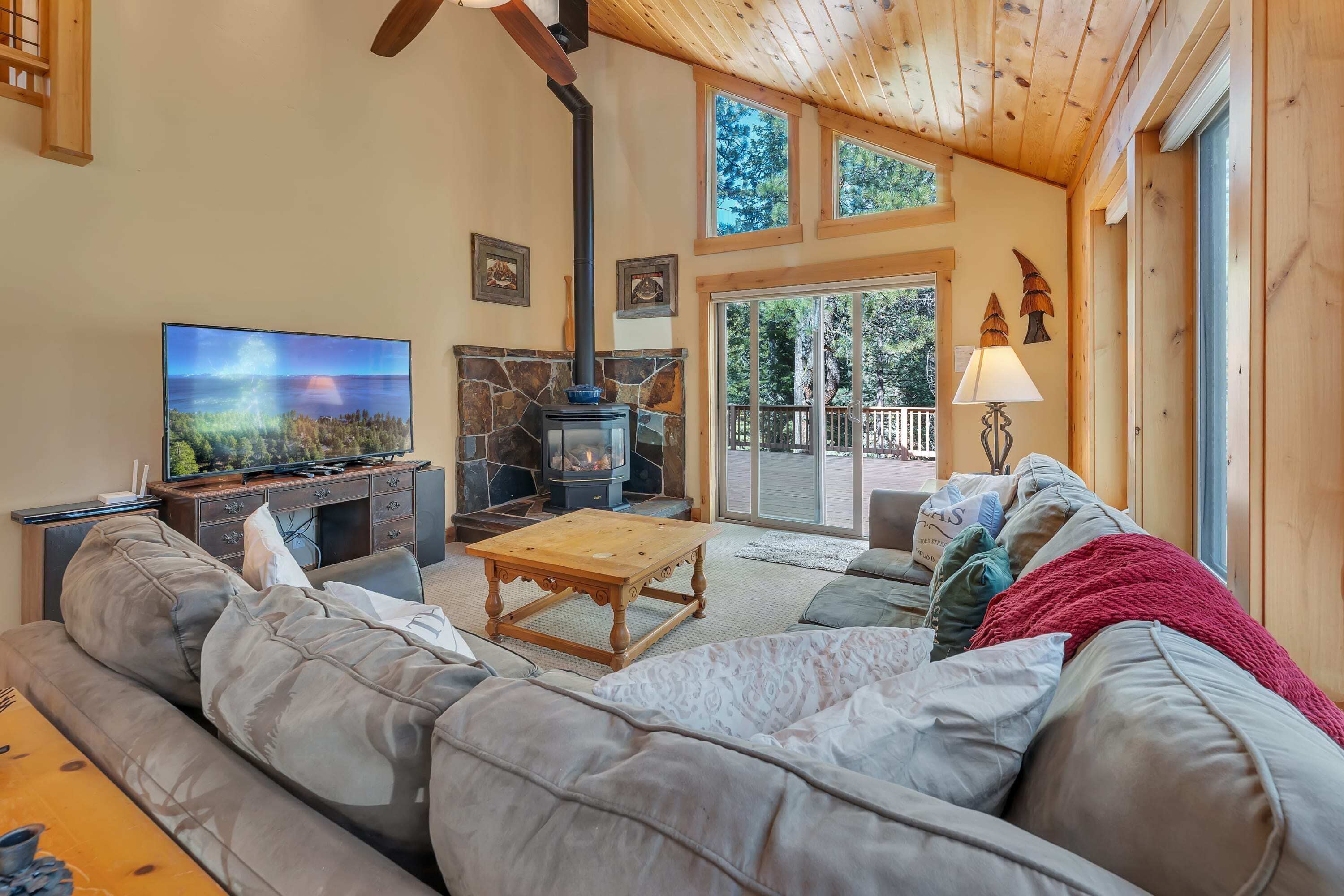 3BR w/Hot Tub, By Donner Lake & Skiing