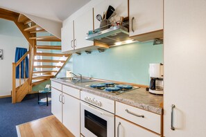 Fridge, oven, stovetop, coffee/tea maker
