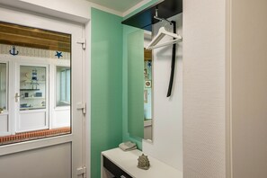 Dusj, hårføner og håndklær