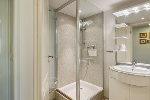 Shower, hair dryer, towels - Apartment 'Bi Michel' with Private Terrace and Wi-Fi (Nordstrand)
